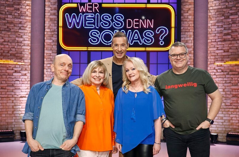 Moderator Kai Pflaume (M.) und seine Rateteam-Kapitäne Bernhard Hoëcker (l.) und Elton (r.) begrüßen in dieser Sendung die Sängerin Mary Roos und die Sängerin Nicole. – Bild: ARD/​Morris Mac Matzen