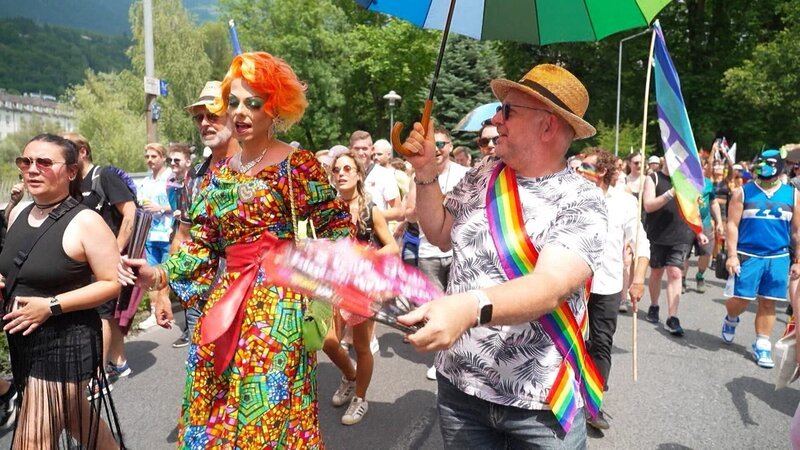 Bei der Pride Parade in Innsbruck marschieren Tausende auf. Es ist ein friedliches Fest für mehr Toleranz. – Bild: ORF/​ORF-Tirol
