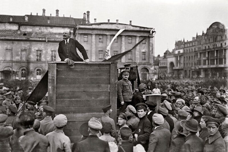 Wladimir I. Lenin hält am 5. Mai 1920 in Moskau eine Rede. Die Oktoberrevolution löste auch in Österreich Begeisterung aus. – Bild: ORF/​Pammer Film/​Scala Archives