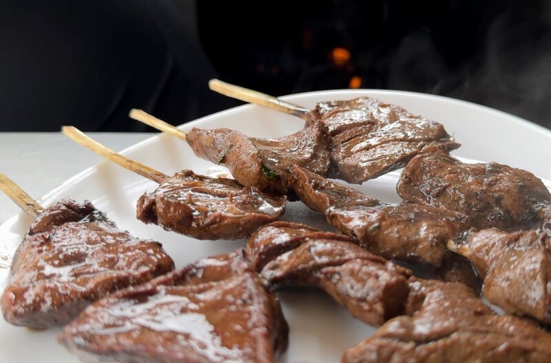 In Lima gibt es einen Fleischspieß, der die Herzen der Peruaner höherschlagen lässt und an jedem Streetfood-Stand der Hauptstadt serviert wird: Anticuchos. – Bild: Elephant Doc