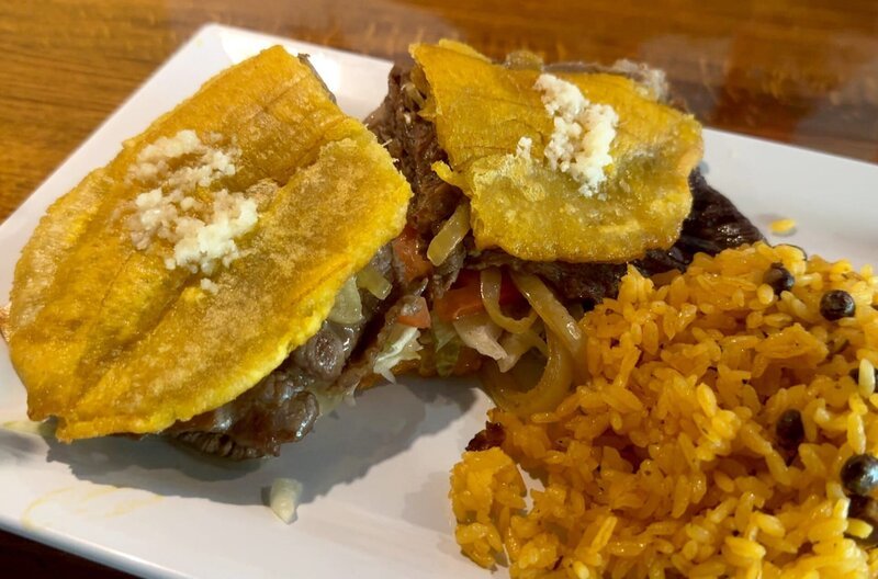 Die puerto-ricanische Gemeinschaft in Chicago hat den Jibarito erfunden: eine Art Sandwich mit Käsesoße und Grillfleisch, bei dem statt Brot frittierte Kochbananen verwendet werden. – Bild: Elephant Doc