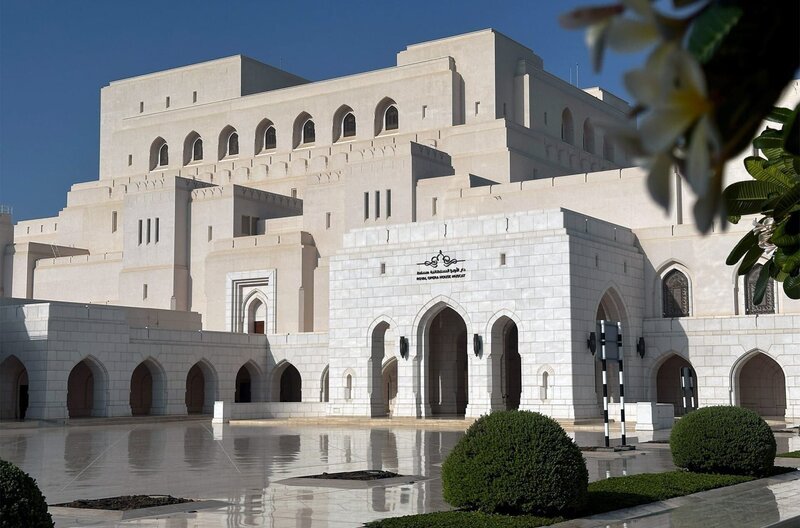 Die Architektur der Hauptstadt Maskat verbindet Tradition und Moderne – ein beeindruckendes Beispiel dafür ist das Opernhaus. – Bild: Sebastian Richter
