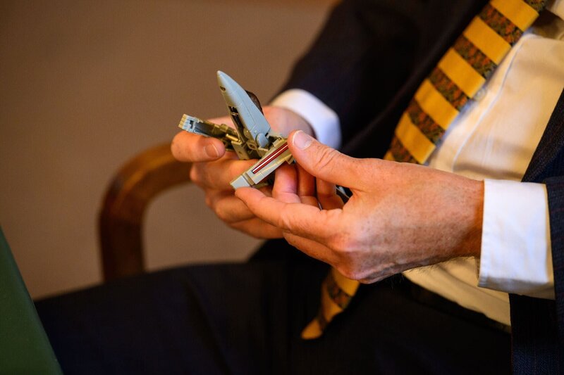 Ein Mann hält ein Spielzeug – Bild: THE HISTORY CHANNEL /​ A+E Networks, Nicholas Smith/​Nicholas A Smith/​Nicholas A Smith