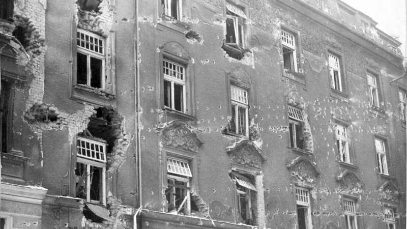 Bürgerkrieg 1934, zerstörtes Haus. – Bild: ORF/​Pammer Film/​ÖNB