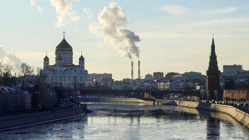 Um die eigene Macht zu erhalten und die eigenen Interessen zu wahren, destabilisieren weltweit autokratische Mächte die demokratischen Institutionen im eigenen Land. Gleichzeitig versuchen sie die Illusion von Demokratie aufrechtzuerhalten. – Bild: RTL /​ Wild Mind Films