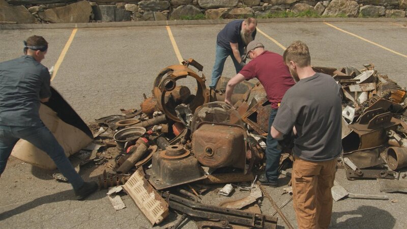 Die Teilnehmer sichten den Müll – Bild: uklib /​ THE HISTORY CHANNEL /​ A+E Networks