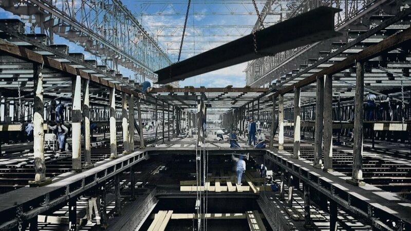 Drei Jahre arbeiteten mehr als 15.000 Menschen in den Docks von Belfast, die eigens für die größte Schiffswerft der Welt angelegt worden waren. Welche technischen Meisterleistungen wurden vollbracht, um diese Herausforderung zu meistern? +++ Die Verwendung des sendungsbezogenen Materials ist nur mit dem Hinweis und Verlinkung auf RTL+ gestattet. +++ – Bild: RTL /​ AH PRODUCTION