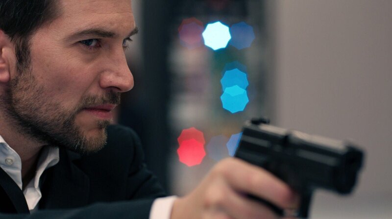 Eric Beaumont (Luke Roberts) will einen gefährlichen Hacker ausschalten. – Bild: RTL
