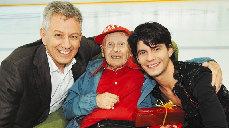 Die Röbi Koller-Kultnacht Happy Day – Stéphane Lambiel In der Eissporthalle Palladium in Champery/​Wallis Der älteste Fan von Stéphane Lambiel trifft sein Idol Moderator Röbi Koller, Hans Zumstein, Stéphane Lambiel – Bild: SRF/​Philippe Dutoit