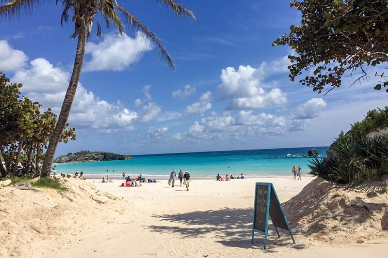 Weiße Traumstrände mit türkisblauem Wasser – die Bermudas sind ein Urlaubsziel. Hier die „horseshoe bay“ – Bild: ORF/​ZDF Enterprises/​arte/​Kristian Kähler