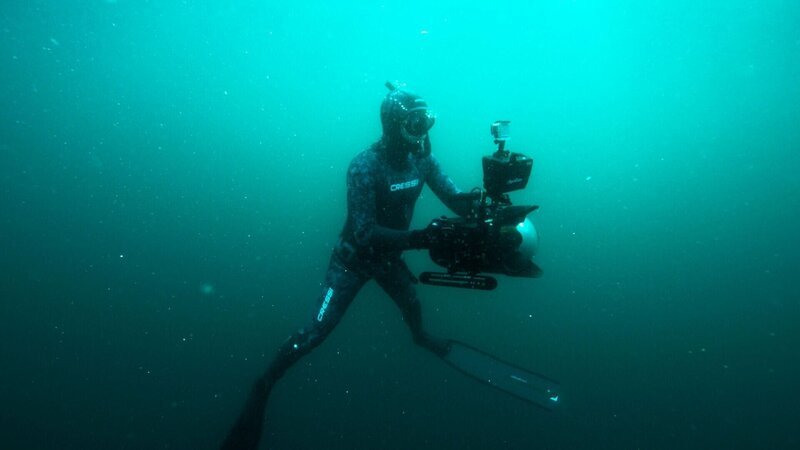 Dreharbeiten an Schiffswrack in 20 Metern Tiefe. – Bild: RTL /​ One Tribe TV /​ Das Wrack