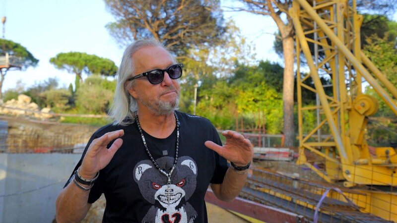 Ausnahmezustand bei den Geissens! Robert ist im Stress, weil die Baustelle in St. Tropez immer größer und teurer wird. Sein Traum ist eine Tiefgarage für seine 16 Autos. Im Keller sieht Carmen aber eher ein Frauenparadies für sich. – Bild: RTLZWEI