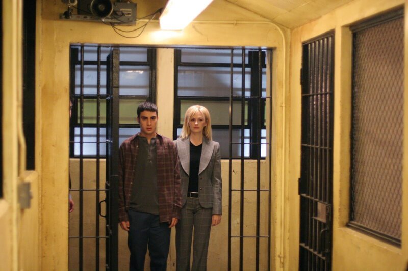 Det. Lilly Rush (Kathryn Morris, r.) begleitet Tommy Dicenzio (Tommy Savas, l.) zum Verhör … – Bild: Warner Bros. Television Lizenzbild frei