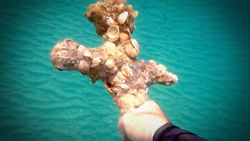 Die mit Seepocken verkrustete Klinge stammt aus der Zeit der Kreuzritter, also vor 900 Jahren. – Bild: THE HISTORY CHANNEL /​ A+E Networks