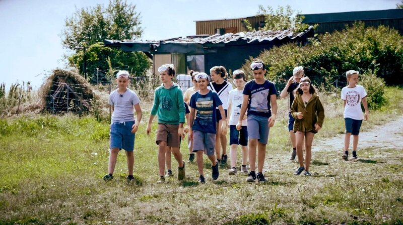 So sehen fleißige Handwerker aus. Die Baugruppe kurz vor ihrem ersten Einsatz! V.l.n.r.: Aaron, Jona, Alida, Alvin, Lina, Luca, Marius, Ben, Carlotta und Valentin – Bild: MDR/​Cine Impuls Leipzig