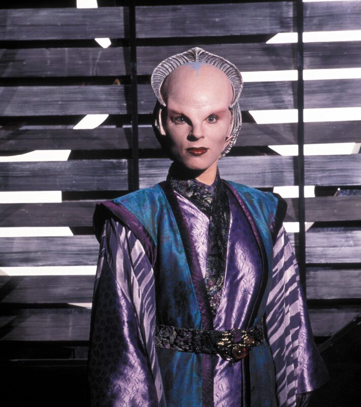 Delenn (Mira Furlan) ist Mitglied des Grauen Rates, der Regierung der Minbari. Gleichzeitig ist sie ihre Botschafterin auf Babylon 5. – Bild: Tele 5