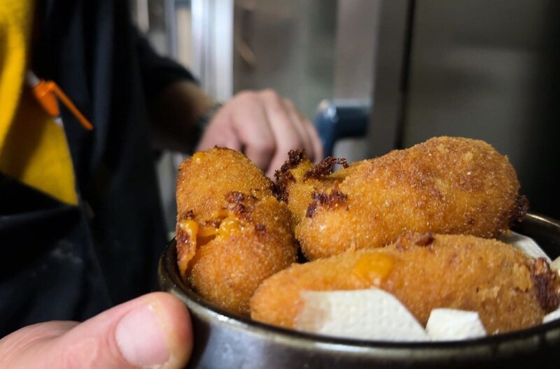 Garnelenkroketten sind eine Spezialität Belgiens. An der belgischen Küste werden Nordseegarnelen gefischt – zuweilen sogar noch mit dem Pferd. – Bild: Elephant Doc