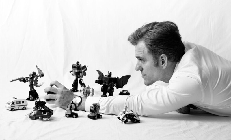 Ein Mann spielt mit Spielzeug – Bild: THE HISTORY CHANNEL /​ A+E Networks, Harriet Laws-Herd