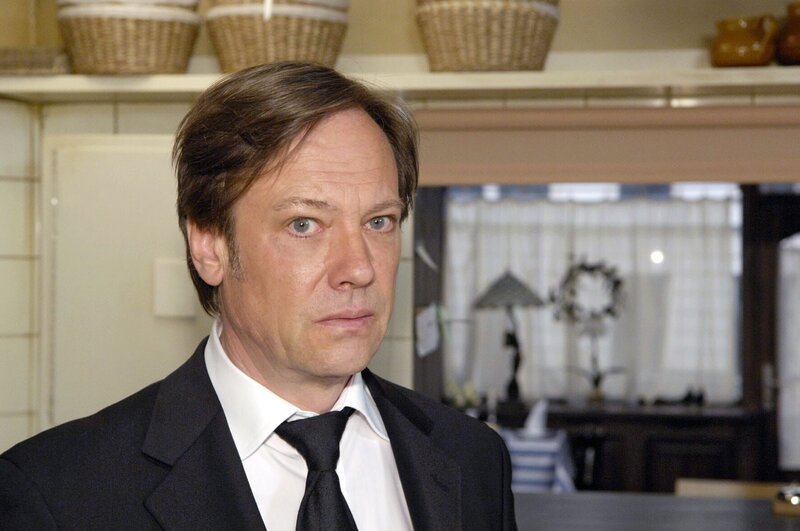 Armin (Rainer Will) erkennt, dass er seine Taktik ändern muss, um gegen Georg bestehen zu können. – Bild: SAT.1 /​ Claudius Pflug