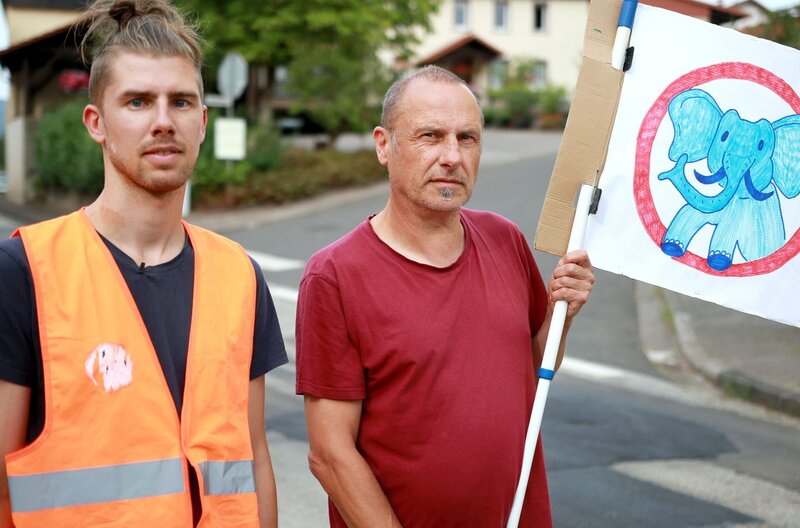 Hoffnungsvoller Klimakleber Micha Frey mit Vater Wolfgang, Biologe – „die Zeit wird knapp“. – Bild: SWR/​Thomas Diehl
