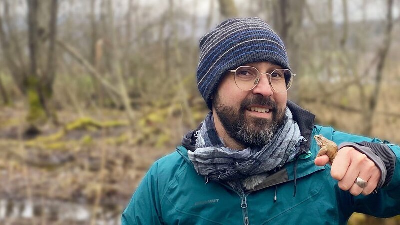 Einstein Frühlingserwachen: Passen sich die Tiere der Wärme an? Moderator Bähram Alagheband hält einen Frosch in der Hand. – Bild: SRF
