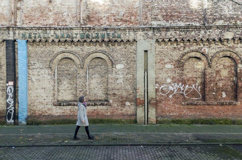 „Urban Mining“ in Wuppertal: Aus dieser Mauer wird eine Schule entstehen. – Bild: Mic Thiemann/​qatsi.tv