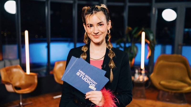 Kira Geiss moderiert das Miss Germany Halbfinale für die Wahl der neuen Miss Germany 2024. – Bild: ZDF und MDR/​Markus Hering