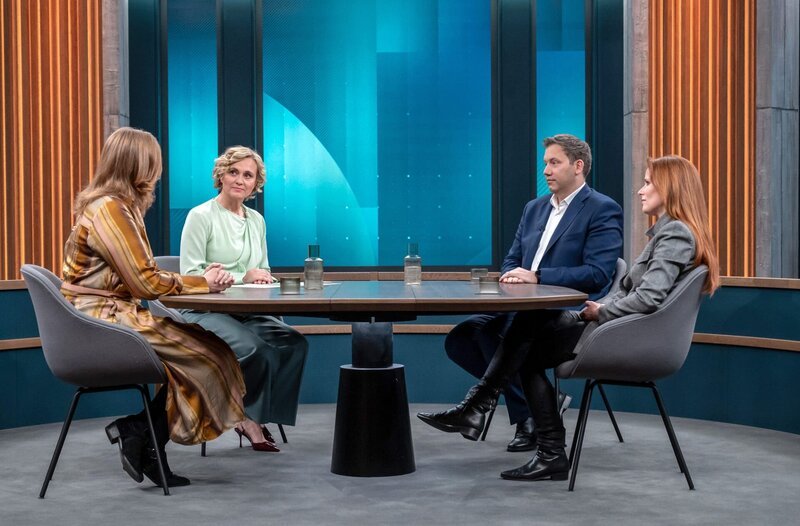Caren Miosga (M.) mit ihren Gästen Rieke Havertz, Lars Klingbeil (SPD) und Florence Gaub (v.l.) – Bild: NDR/​Thomas Ernst