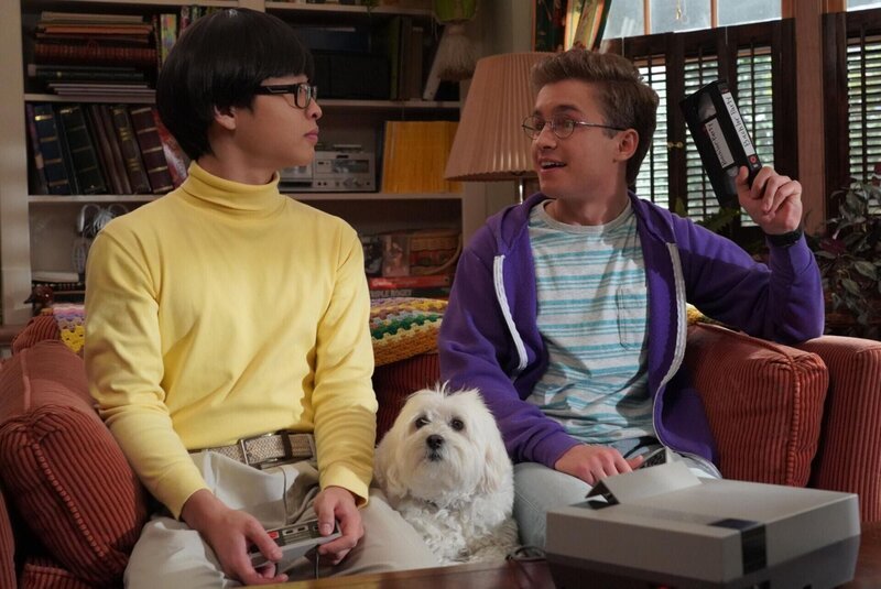 Dave Kim (Kenny Ridwan, l.); Adam Goldberg (Sean Giambrone, r.) – Bild: Sony Pictures Television Inc. /​ Byron Cohen