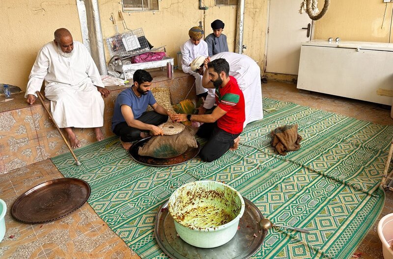 Bei der traditionellen Zubereitung von Omani Shuwa wird das Fleisch mit einer besonderen Gewürzmischung mariniert und sorgfältig in Bananenblätter eingewickelt. – Bild: Nadja Frenz