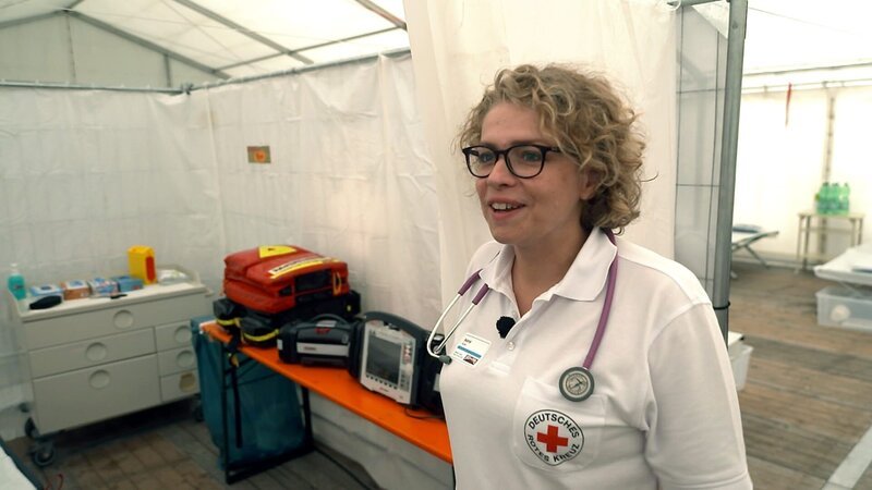 Notärztin Astrid K. arbeitet ein ganzes Wochenende beim Festival „Rock im Park“ bei Nürnberg. – Bild: RTLZWEI