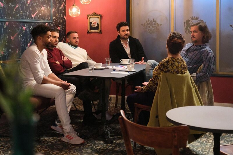 Die Straßenfest-Gang wartet vergeblich auf Esma. Von links: Theo (Julius Dombrink), Easy (Lars Steinhöfel), Gianni (Stefano Ligorio), Paco (Milos Vukovic), Nuray (Lilay Huser), David (Diego Seyfarth) – Bild: RTL /​ Stefan Behrens /​ Mister Perfect