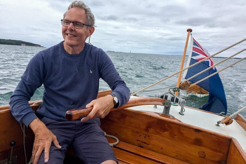 Marinemaler Martyn Mackrill auf seinem Boot – Bild: ORF/​ZDF Enterprises