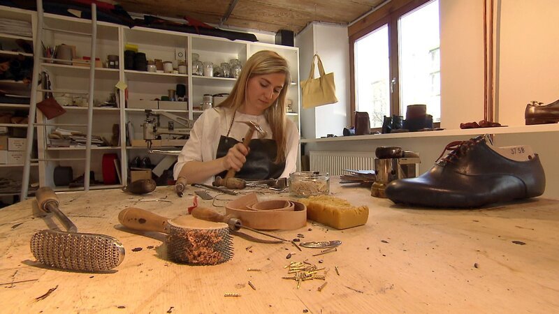 Christine Dünser: Ein alter Schuhmacher aus Florenz war einer der Lehrmeister von Christine Dünser, der einzigen Schuhmacherin in Vorarlberg. – Bild: ORF