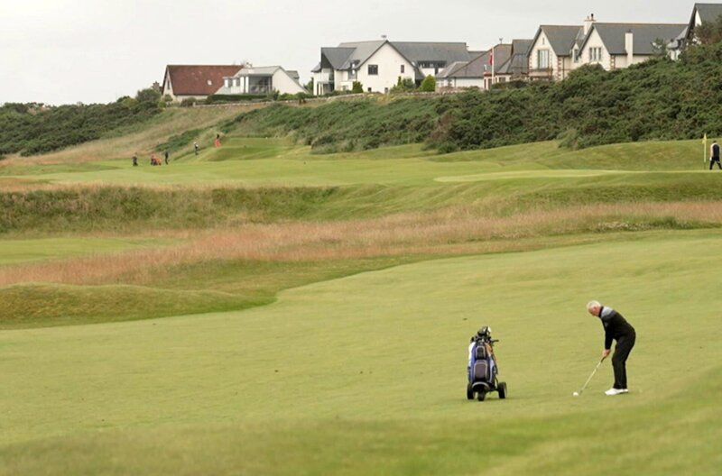 Der viele Regen in Schottland sorgt für sattes, kräftiges Grün. So ist es nicht verwunderlich, dass hier seit 600 Jahren Golf gespielt wird. – Bild: Elephant Doc
