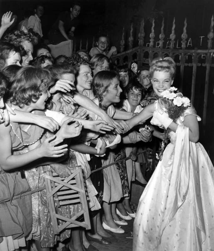Der Erfolg der Sissi Filme machte Romy Schneider berühmt. Filmfestspiele Berlin 1957. Romy Schneider wird am 29.06. auf dem Internationalen Filmball anlässlich der VII. Internationalen Filmfestspiele Berlin stürmisch von Fans begrüßt. – Bild: ORF III/​Günter Bratke /​ dpa /​ picturede