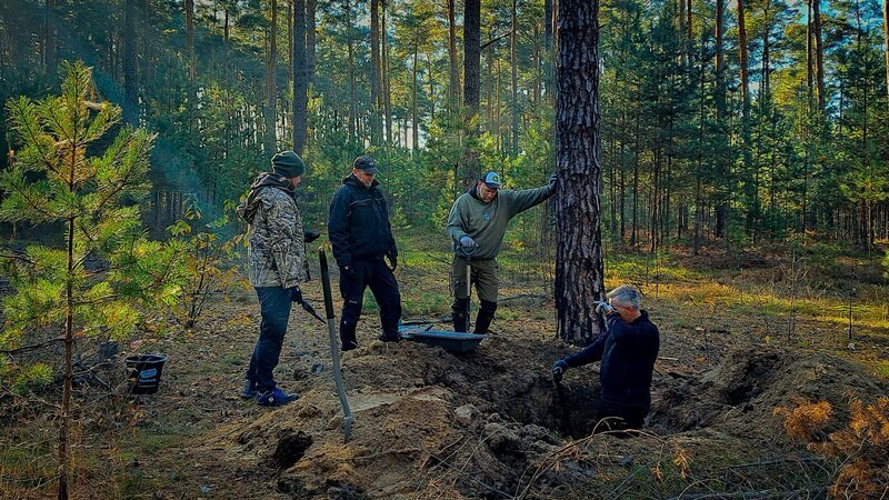 Das Team der Kriegsgräberfürsorge bei der Exhumierung eines unbekannten Mannes in einem Wald bei Halbe. – Bild: Christian Stücken /​ BR