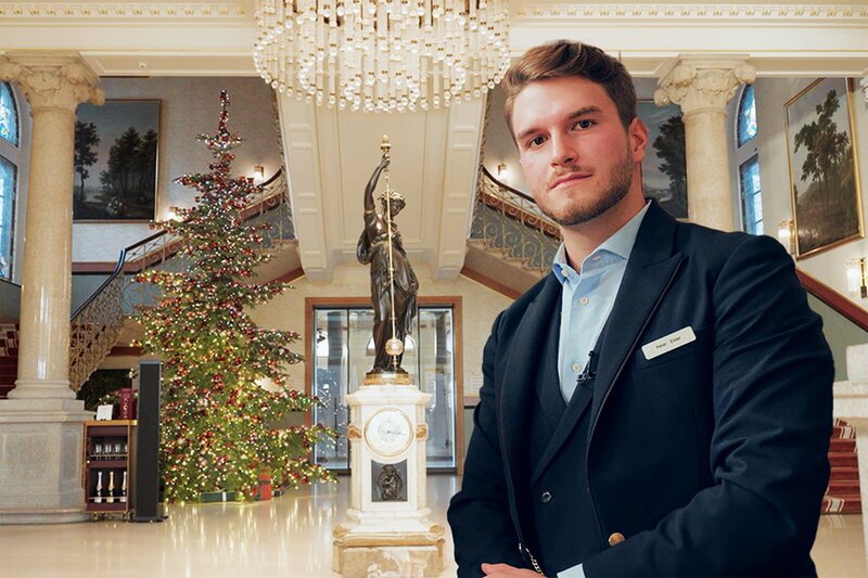 Concierge Peter im Foyer – Bild: SRF Concierge Peter im Foyer – Bild: SRF