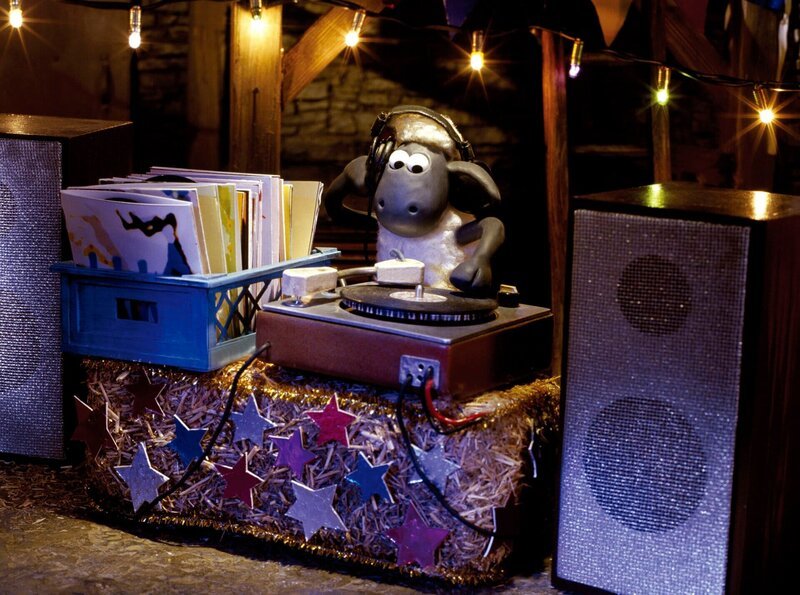 Noch hat Shaun alles im Griff – aber dann gerät der Discoabend in der Scheune völlig außer Kontrolle, als die ungeladenen Schweine das DJ-Pult und die Tanzfläche übernehmen. – Bild: Aardman Animations Ltd./​BR/​WDR