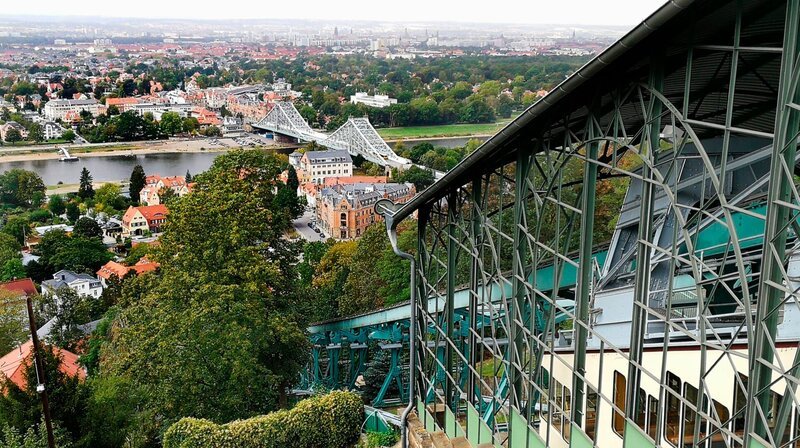 MDR FERNSEHEN DER OSTEN – ENTDECKE WO DU LEBST: DAS BLAUE WUNDER VON DRESDEN, „Brückengeschichten“, am Sonntag (20.04.25) um 18:05 Uhr. Fast so berühmt wie die Golden Gate Bridge in San Francisco, die Tower-Bridge in London oder die Rialto-Brücke in Venedig: das Blaue Wunder in Dresden – ein architektonischer Geniestreich. Es ist eine der ersten Brücken dieser Spannweite, die ohne Mittelpfeiler auskam. Bevor im April 1891 der Bau begann, gab es jahrhundertelang nur eine Fährverbindung zwischen den Stadtteilen Loschwitz und Blasewitz. Zwei blaue Konstruktionswunder – Schwebebahn und Brücke. – Bild: MDR/​Katrin Claußner
