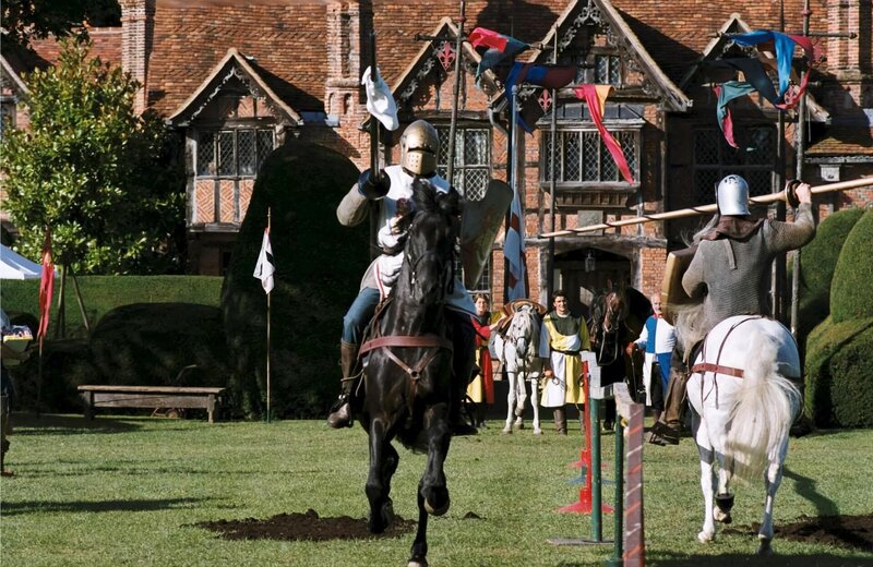 Ein Ritter-Turnier in originalgetreuen Kostümen bietet eine willkommene Abwechslung zu den grausigen Mordfällen der letzten Tage. – Bild: ZDF/​All 3 Media international