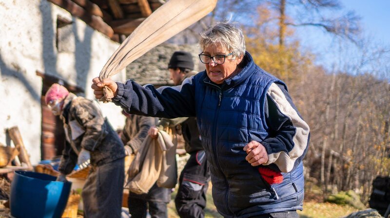 Heidi Giovanoli beim Schlagen der Kastanien im Dezember. – Bild: phoenix/​SWR/​Andreas Rambach