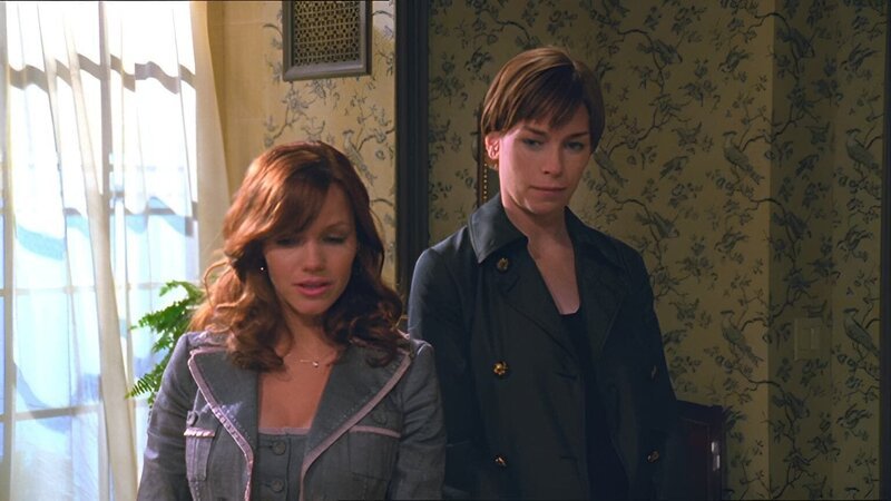 In Anwesenheit von Detective Wheeler (Julianne Nicholson, r.) gesteht Elaine Bewliss (Alexa Havins) eine Affäre mit einem Investor gehabt zu haben. – Bild: VOX