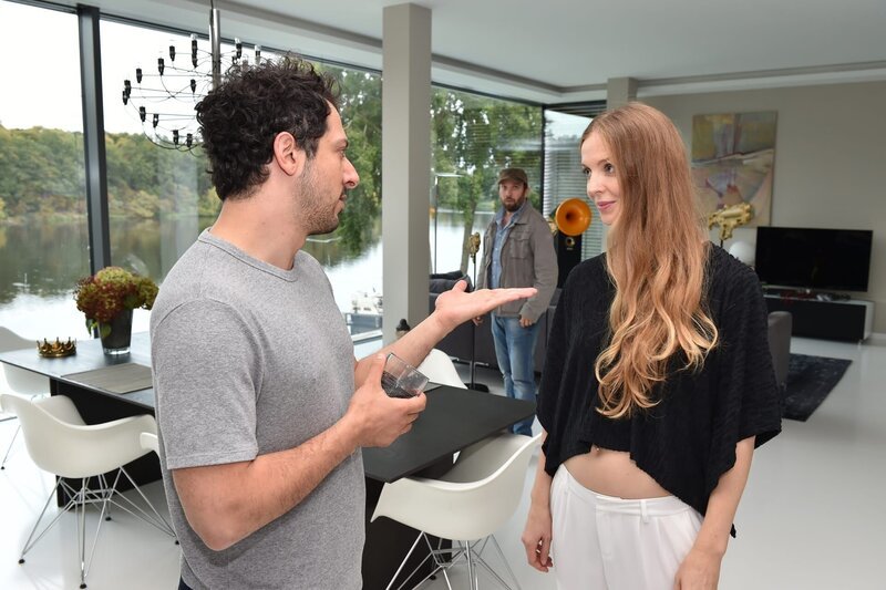 Fahri (Fahri Yardim, l.); Pheline (Pheline Roggan, r.) – Bild: ProSieben /​ André Kowalski