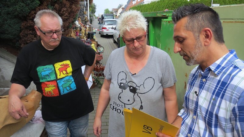 Trödelexperte Mauro Corradino (re.) gibt Norbert und Jutta Tipps für den anstehenden Flohmarktverkauf. – Bild: RTL II