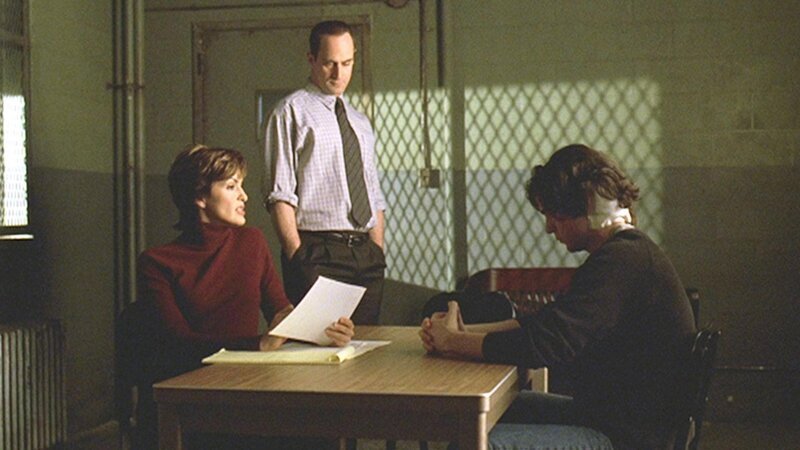 Detective Benson (Mariska Hargitay) und Detective Stabler (Christopher Meloni) verhören Tommy Dowd (Eddie Cahill, r.). Er wurde über einen Eskort-Service als Begleitung gebucht, doch seine Kundin ist spurlos verschwunden. – Bild: RTL NITRO
