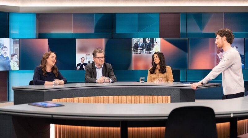 Zu Gast bei Louis Klamroth (r.): v.l.n.r. Ricarda Lang (Bündnis 90/​Die Grünen, Bundestagsabgeordnete und ehemalige Parteivorsitzende), Ralf Stegner (SPD, Bundestagsabgeordneter, verhandelte in der Arbeitsgruppe „Innen, Recht, Migration und Integration“) und Serap Güler (CDU, Bundestagsabgeordnete, verhandelte in den Koalitionsgesprächen die Bereiche Außen und Verteidigung). – Bild: WDR/​Dirk Borm