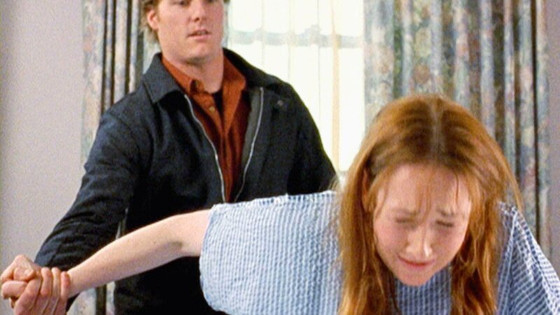 Nick (Myles Pollard) steht Sally (Kathryn Hartman) bei der Geburt zur Seite. – Bild: TVNOW