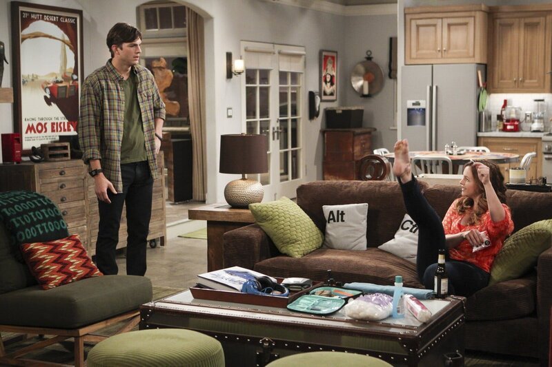 Während sich Alan mit Lyndseys neuem Freund anfreunden möchte, hilft Walden (Ashton Kutcher, l.) Jenny (Amber Tamblyn, r.) dabei, größeren Ehrgeiz für die eigene Karriere zu entwickeln … – Bild: Courtesy of Warner Brothers