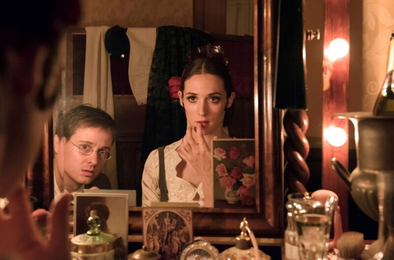 Die Opernsängerin Marianne Zoff (Friederike Becht) verrät dem jungen Schriftsteller Brecht (Tom Schilling) in ihrer Garderobe im Augsburger Stadttheater … – Bild: WDR/​Stefan Falke